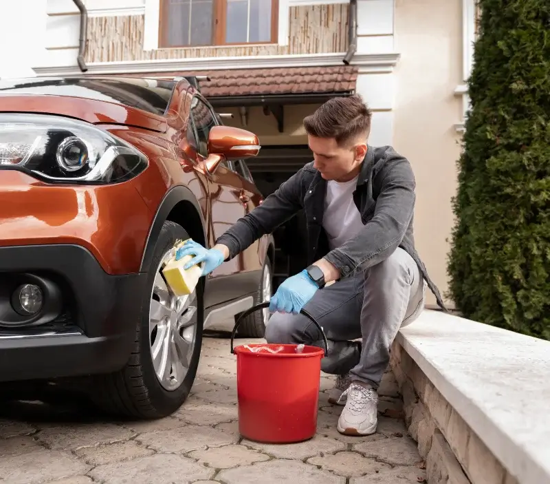 Lavage auto à domicile Aunou-le-Faucon : professionnel intervenant sur un véhicule